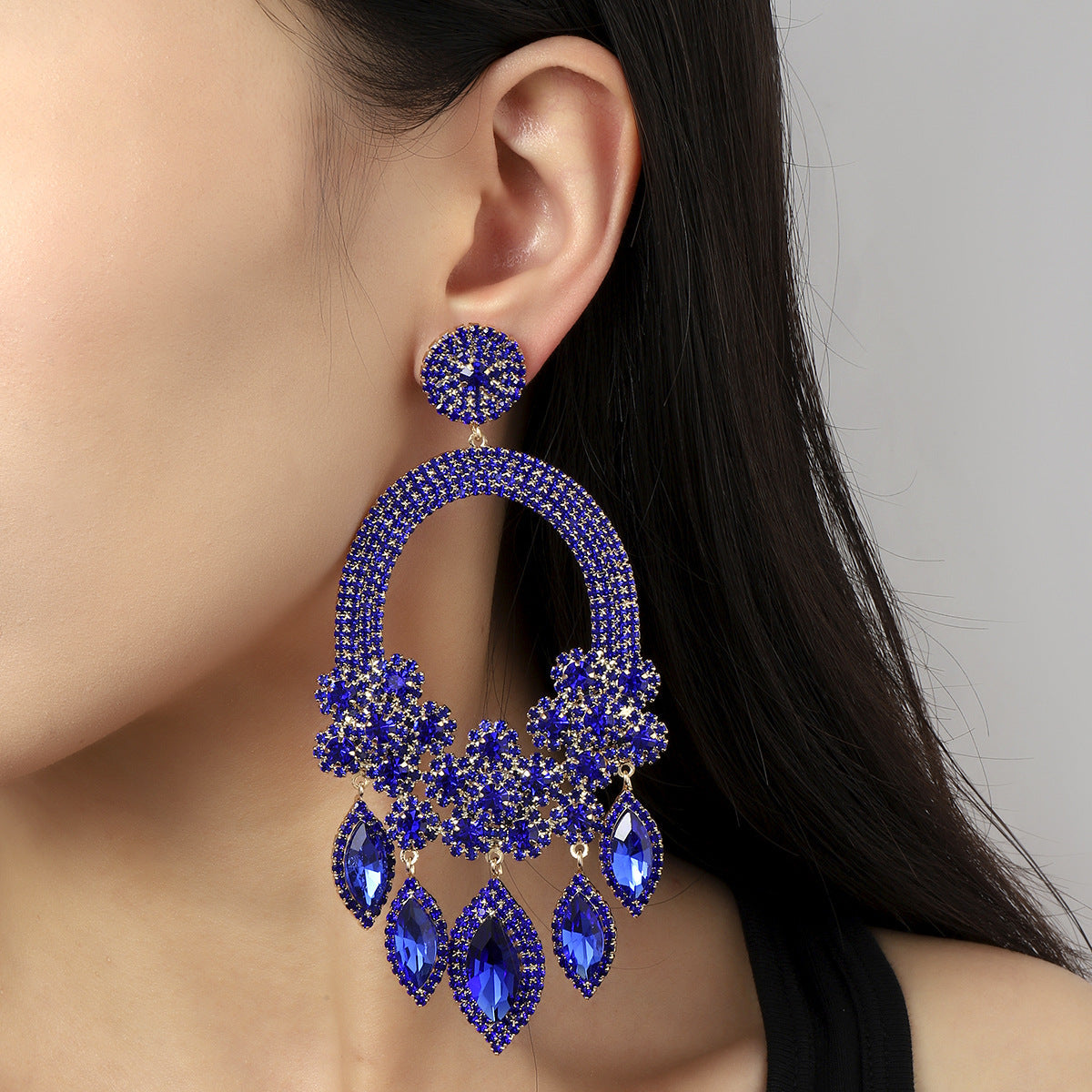 Pendientes colgantes de diamantes de lujo con flores exageradas y elegantes