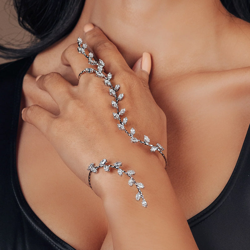 Pulsera elegante con diamantes de imitación y eslabones sencillos para los dedos