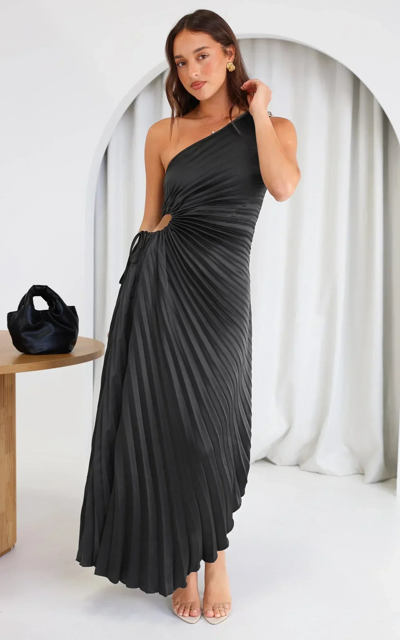 BRUNA - VESTIDO MIDI PLISADO DE UN SOLO HOMBRO