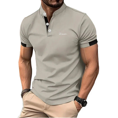 Polo moderna para hombre con cuello mao y detalle de botones.
