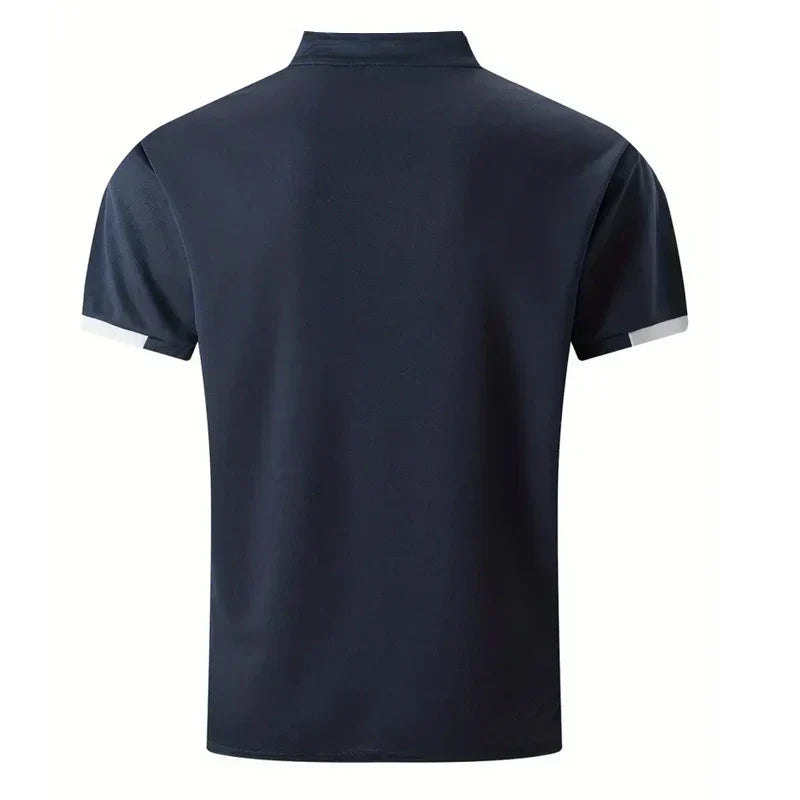 Polo moderna para hombre con cuello mao y detalle de botones.