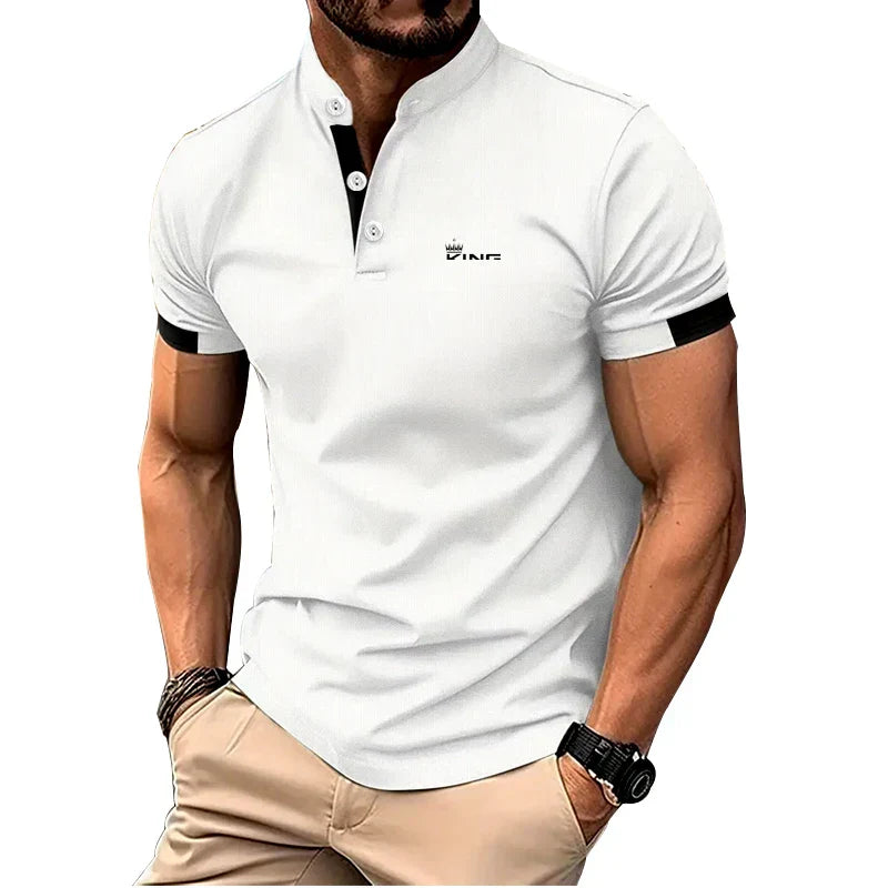 Polo moderna para hombre con cuello mao y detalle de botones.