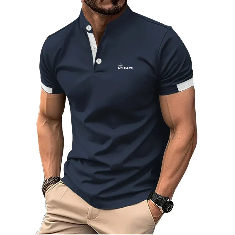 Polo moderna para hombre con cuello mao y detalle de botones.