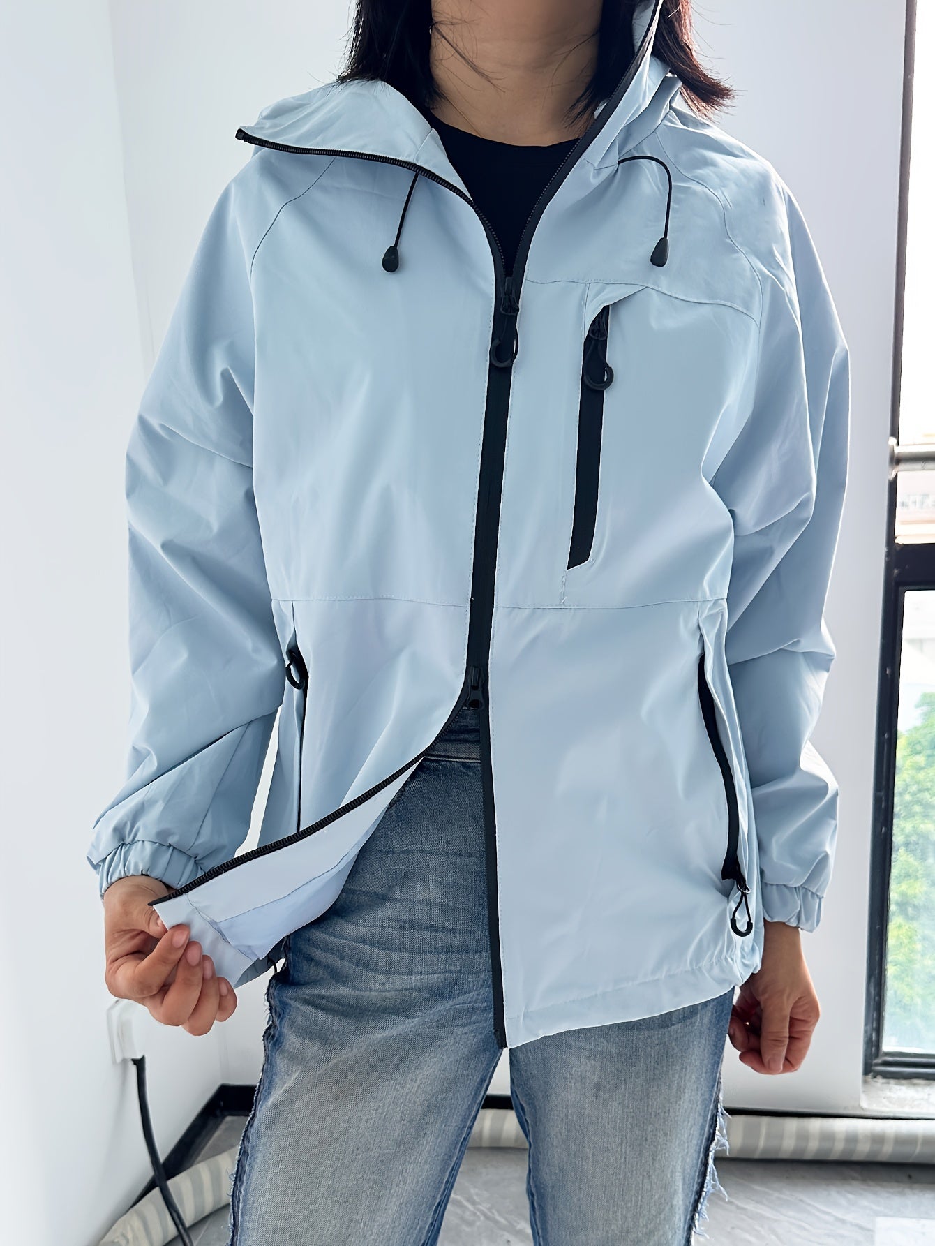 Stephanie |La chaqueta impermeable y cortaviento con capucha para mujer