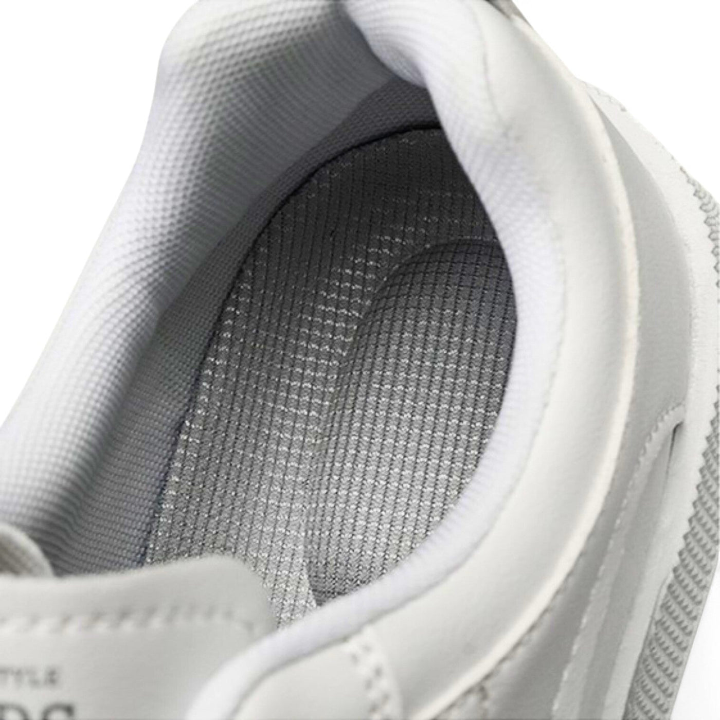 Zapatillas bajas de hombre con suela gruesa y acabado limpio.