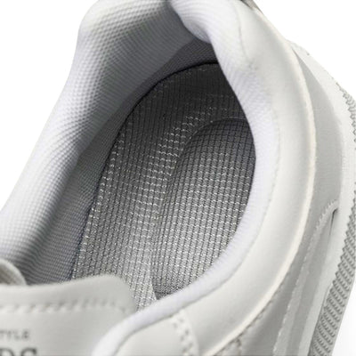 Zapatillas bajas de hombre con suela gruesa y acabado limpio.