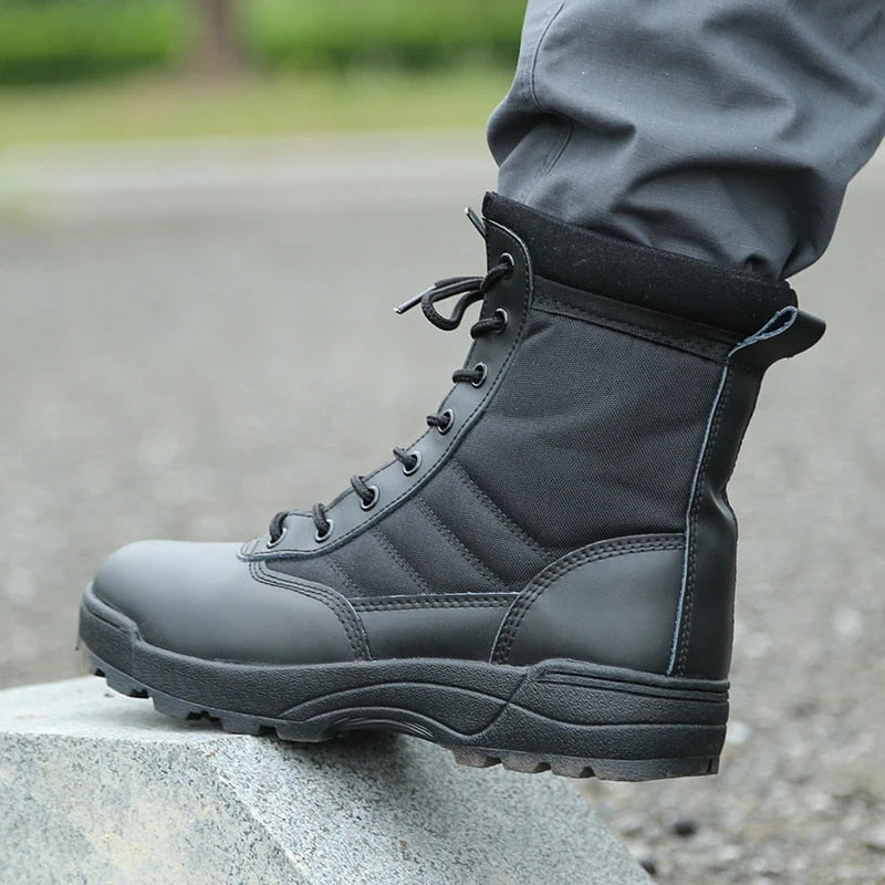 Botas estilo militar.