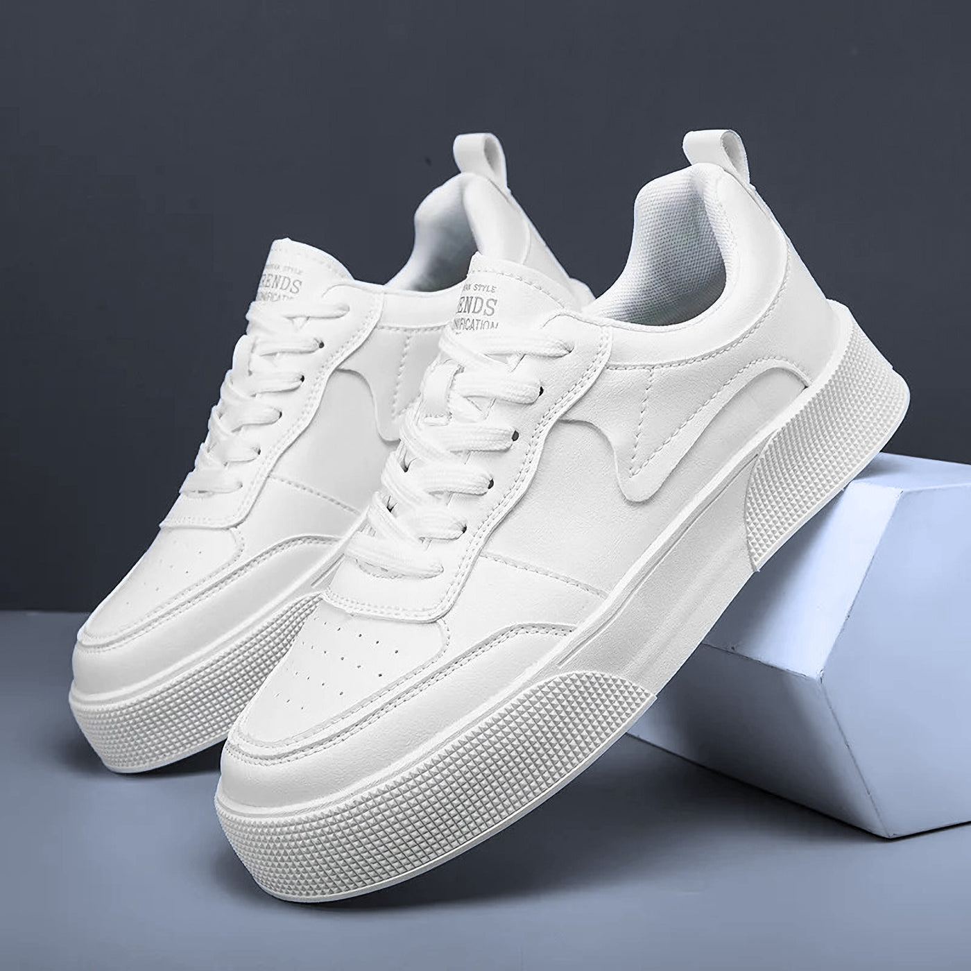 Zapatillas bajas de hombre con suela gruesa y acabado limpio.