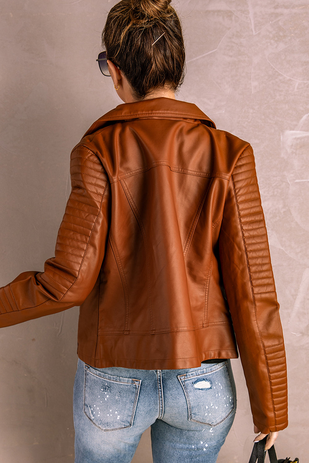 Chaqueta de cuero, basica, estilo y comodidad.