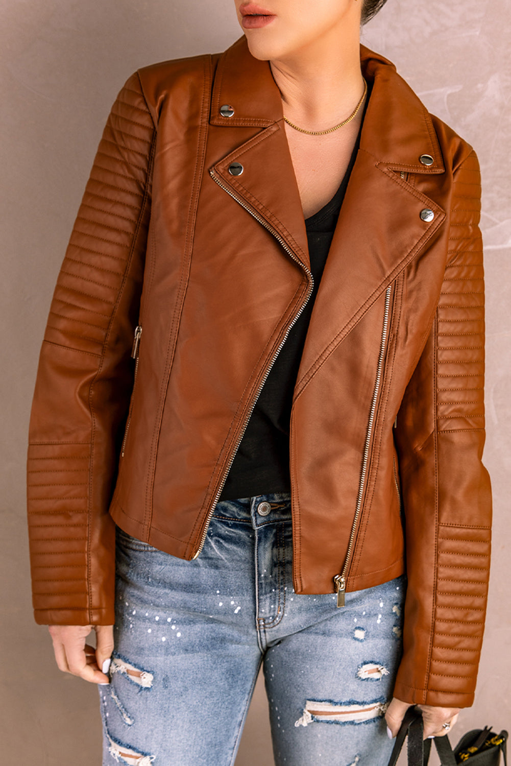 Chaqueta de cuero, basica, estilo y comodidad.