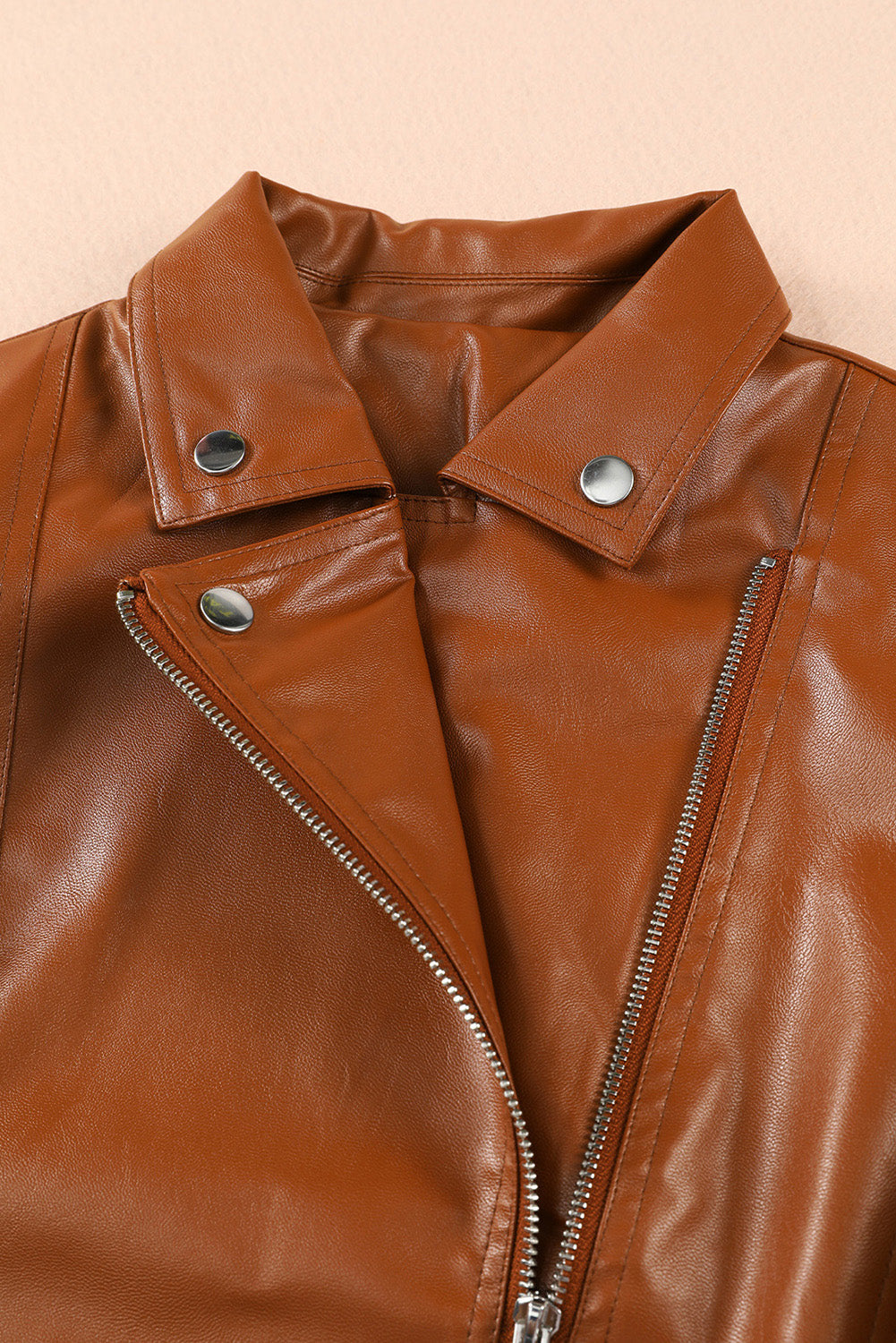 Chaqueta de cuero, basica, estilo y comodidad.