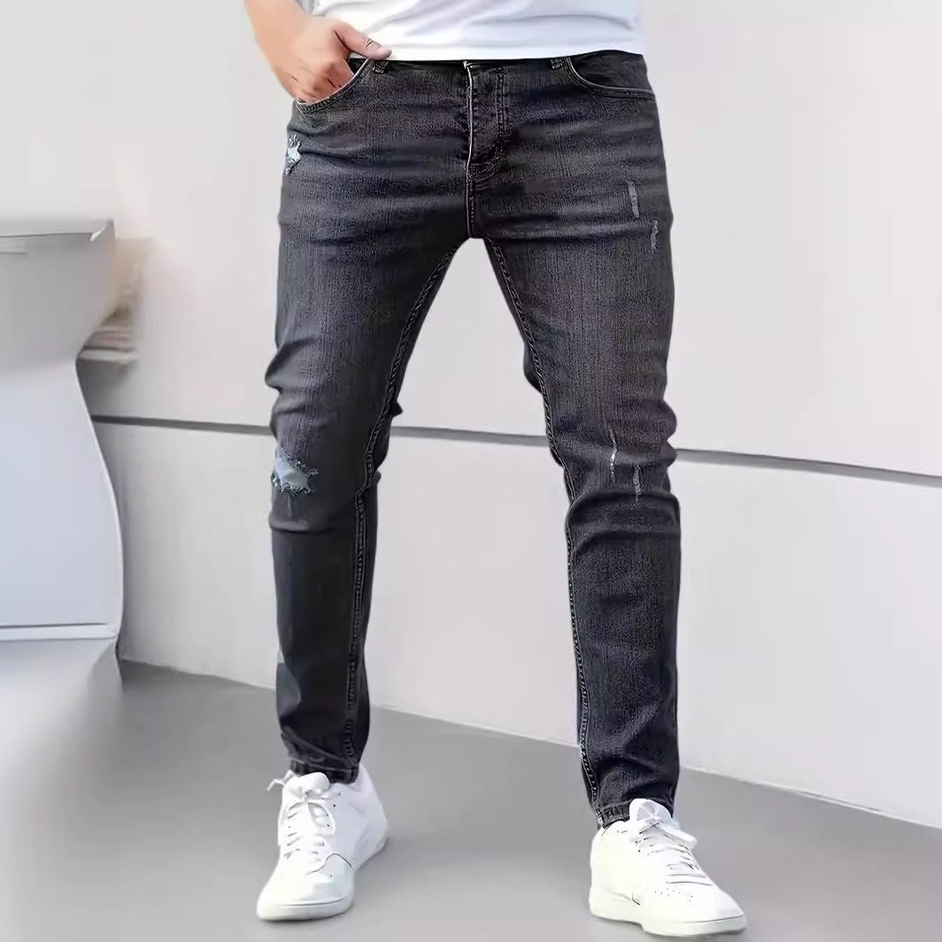 Marco – Denim Rasgado Clásico y Cool