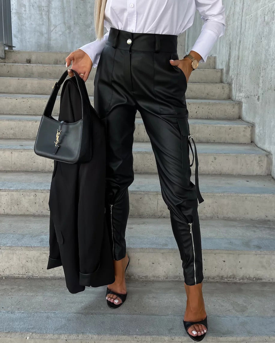 Pantalones de cuero sintético con bolsillos y cremallera y cintura ajustada