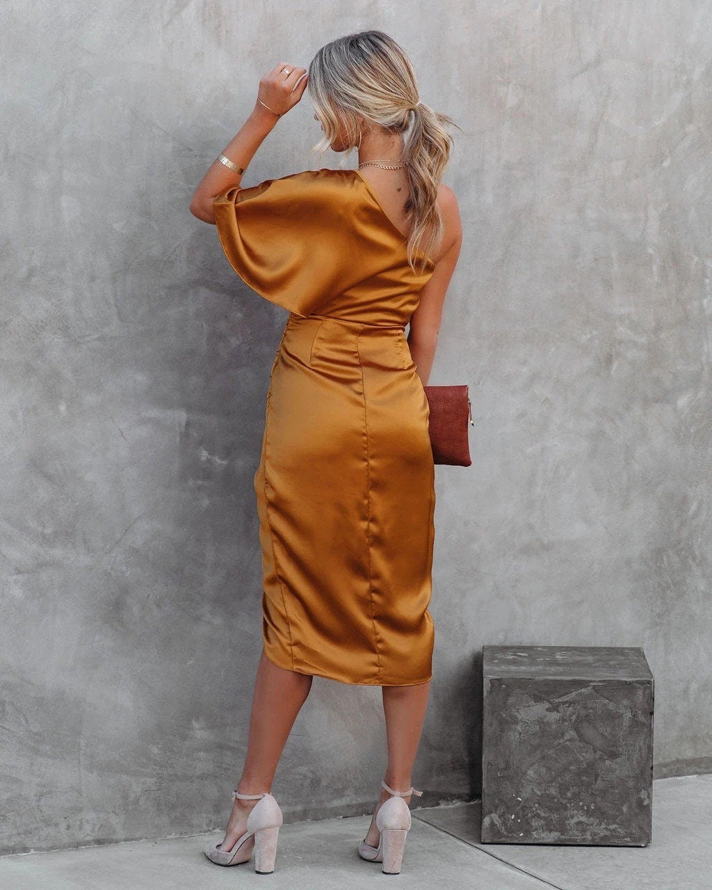 SANDRA| Vestido midi satinado con diseño asimétrico y drapeado lateral