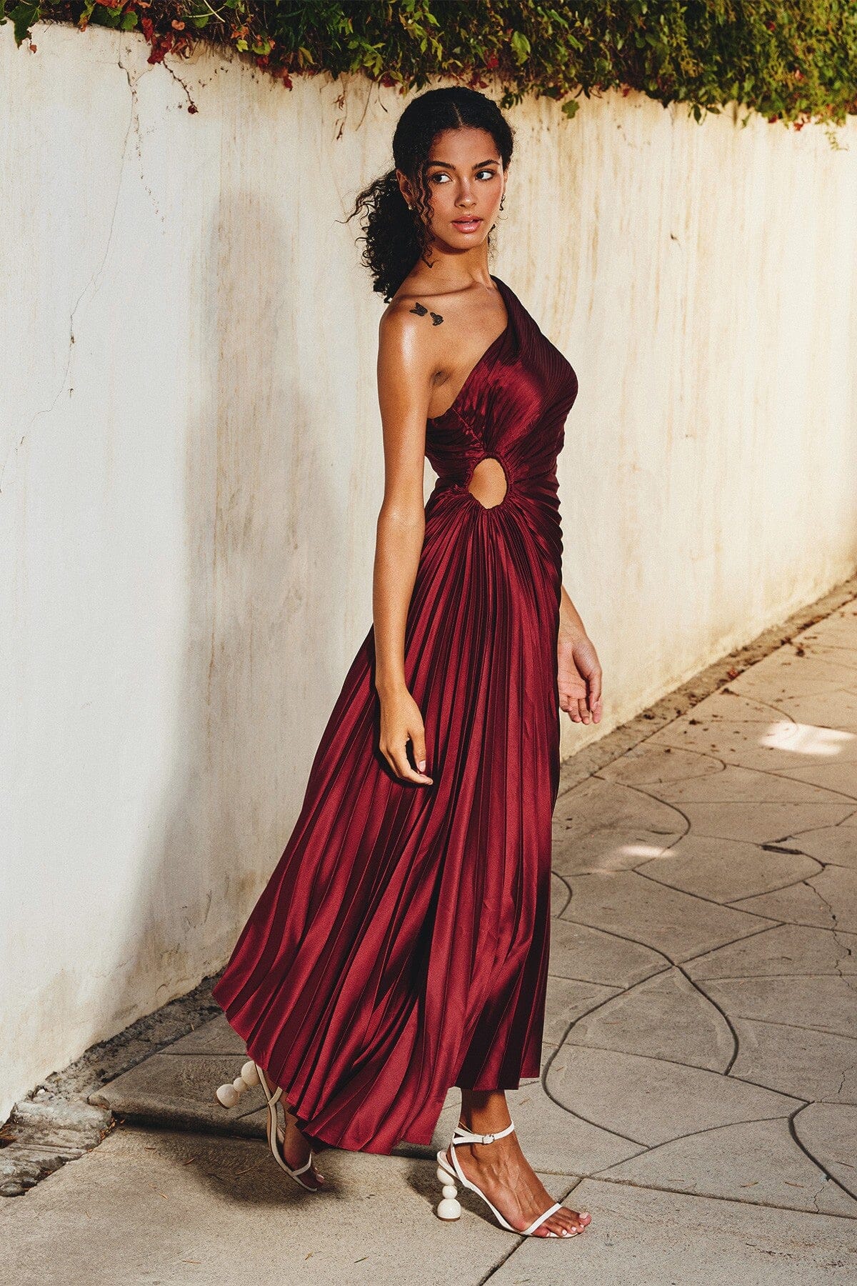 BRUNA - VESTIDO MIDI PLISADO DE UN SOLO HOMBRO