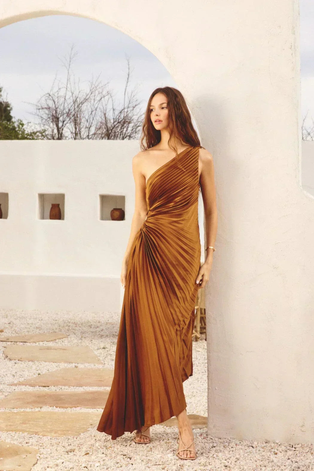 BRUNA - VESTIDO MIDI PLISADO DE UN SOLO HOMBRO