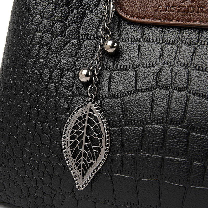 Bolso de cuero auténtico con correa ajustable.