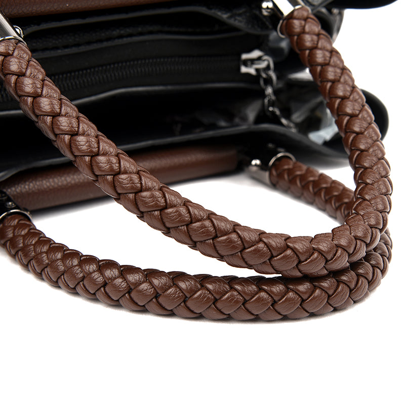 Bolso de cuero auténtico con correa ajustable.