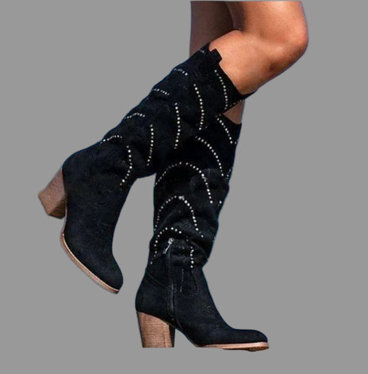 Botas altas hasta la rodilla con detalles decorativos