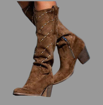 Botas altas hasta la rodilla con detalles decorativos