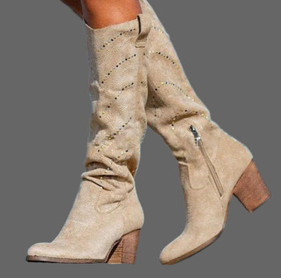 Botas altas hasta la rodilla con detalles decorativos