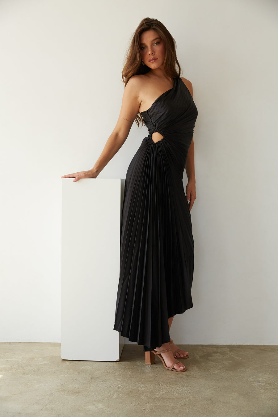 BRUNA - VESTIDO MIDI PLISADO DE UN SOLO HOMBRO