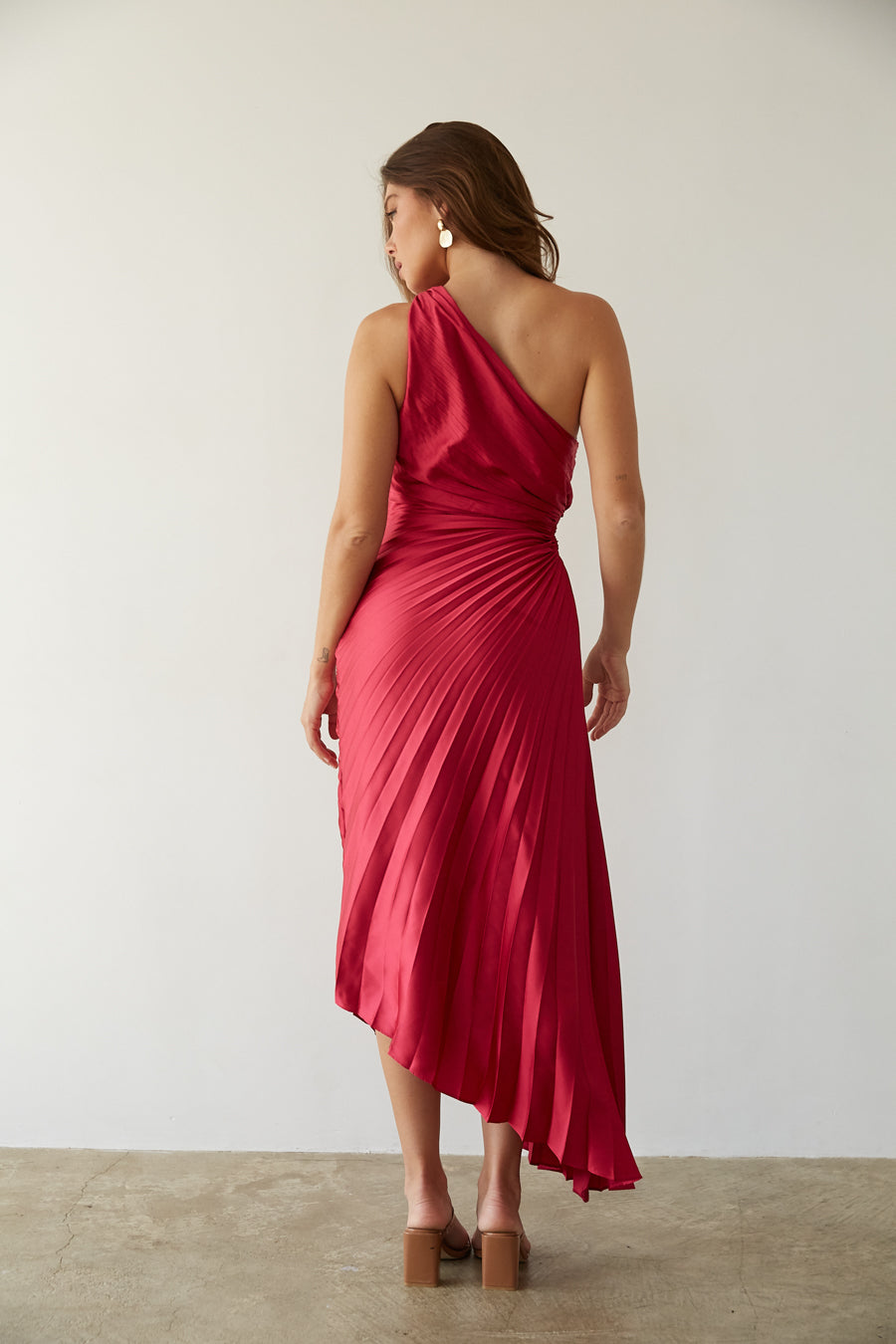 BRUNA - VESTIDO MIDI PLISADO DE UN SOLO HOMBRO